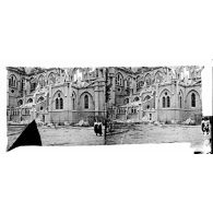 Epernay. Marne. L'église Notre-Dame bombardée par avion dans la nuit du 24 au 25 juillet 1918. Côté gauche de l'église. [légende d'origine]