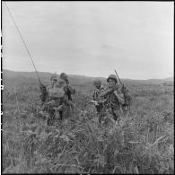 Des cadres du 6e bataillon de parachutistes coloniaux (BPC) et leurs opérateurs radio se rassemblent pour faire le point après avoir atterri dans la vallée de Diên Biên Phu au cours de l'opération Castor.
