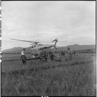 Evacuation par hélicoptère Sikorsky des premiers parachutistes blessés au cours de l'opération Castor dans la vallée de Diên Biên Phu.