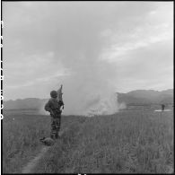 Déclanchement d'un fumigène sur la dropping zone lors du parachutage des troupes dans la vallée de Diên Biên Phu au cours de l'opération Castor.