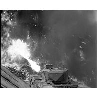 Normandie 1944 (actualités américaines) - Essais de chars lance-flammes Churchill Crocodile en Grande-Bretagne ; déchargement de munitions à l'aéroport de Myitkyina.