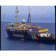 Prises de vues aériennes du Greenpeace, bâtiment amiral de l'ONG et de sa flotille.