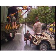 Accident entre une Jeep et deux Mehari et vue en travelling sur l'atoll de Moruroa (Mururoa).