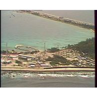 Prises de vues aériennes de l'atoll de Moruroa (Mururoa) depuis un avion de surveillance maritime Gardian (Dassault Falcon 200).