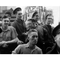 Normandie 1944 (actualités américaines) - Convoi maritime anglais en route. Omaha Beach ; débarquement du 14e Infantery combat team.