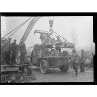 La Neuville-Sire-Bernard (Somme), PEGAN. Chargement sur camion par une grue d'un affût de 155 mm. [légende d'origine]
