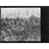 La Neuville-Sire-Bernard (Somme), parc d'équipage du GAN. Réparation des mortiers. [légende d'origine]