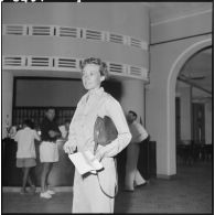 La journaliste et correspondante de guerre américaine Marguerite Higgins dans le hall de l’hôtel Majestic à Saigon.