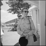 Portrait de la journaliste et correspondante de guerre américaine Marguerite Higgins avant son départ en avion.