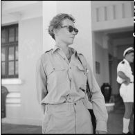 La journaliste et correspondante de guerre américaine Marguerite Higgins devant le hall de l’aérodrome de Tan Son Nhut.