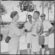 La journaliste et correspondante de guerre américaine Marguerite Higgins en conversation avec un militaire en attendant son avion à l’aérodrome de Tan Son Nhut.