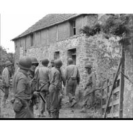 Normandie 1944 (actualités américaines) - Visite du Major general Mac Mahon à La-Haye-du-Puits ; combat à Saint-Jean-de-Daye et à Saint-Come-du-Mont.