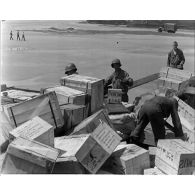 Normandie 1944 (actualités américaines) - Prise de Cherbourg ; le service de santé près de Nautis.