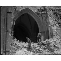 Normandie 1944 (actualités américaines) - Ruines de l'église de Montebourg ; avancée du 315e RI vers Cherbourg.