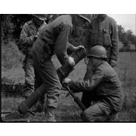Normandie 1944 (actualités américaines) - Déminage d'une route ; le 87th chemical mortar battalion au sud de Carentan.