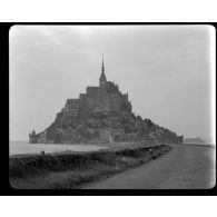 Normandie 1944 (actualités américaines) - Libération du Mont Saint-Michel.