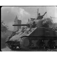 Normandie 1944 (actualités américaines) - Gathemo : mouvements de chars le 10 août 1944.