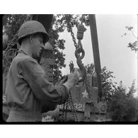 Normandie 1944 (actualités américaines) - Dinan : artillerie américaine le 12 août 1944 ; troupes américaines sur la route de Conde-Fleurs.
