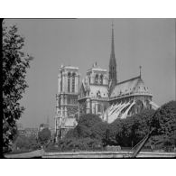 Normandie 1944 (actualités américaines) - Paris dévasté et Paris épargné.