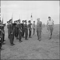 Le général Navarre et le général Cogny passent en revue un commando vietnamien à Tong.