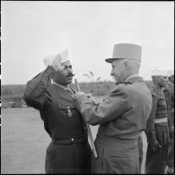 Le général Navarre remet une décoration au soldat Sidi Ben Salam du 4e régiment de tirailleurs marocains (RTM).