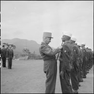 Le général Navarre remet la croix de guerre au soldat de première classe Kadour Oul Abdalah du 4e régiment de tirailleurs marocains (RTM).