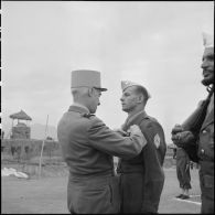 Le général Navarre, remet la médaille militaire au sergent Moleon du 1er bataillon de marche du 4e régiment de tirailleurs marocains (RTM), au poste de Dong Bua.