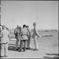 Le général Navarre, commandant en chef en Indochine, s'entretient avec le colonel de Sury d'Aspremont lors d'une visite à la base aérienne de Seno.