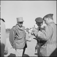 Le général Navarre, commandant en chef en Indochine, s'entretient avec le colonel de Sury d'Aspremont lors d'une visite à la base aérienne de Seno.