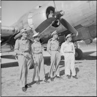 Photographie de groupe d'un équipage de l'armée de l'Air devant un avion de transport C-47 Dakota sur la base aérienne de Seno.