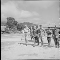Lors d'une visite du général Navarre à Muong Saï (Laos), le colonel Then donne des renseignements au général Navarre sur la marche des groupements lancés dans la jungle.