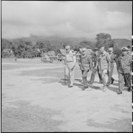 Lors d'une visite du général Navarre à Muong Saï (Laos), le colonel Then donne des renseignements au général Navarre sur la marche des groupements lancés dans la jungle.