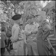 Au cours d'une visite à Diên Biên Phu, le général Navarre, commandant en chef en Indochine, s'entretient avec le général américain Hall Trapnell, chef du MAAG (Military assistance and advisory group), groupe d'assistance et de conseil américain.