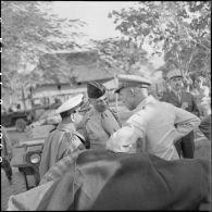 Au cours d'une visite à Diên Biên Phu, le général Bodet, adjoint du général Navarre, s'entretient avec le général américain Hall Trapnell, chef du MAAG (Military assistance and advisory group), groupe d'assistance et de conseil américain.