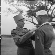 Le général Navarre remet la croix de guerre à Abdel Khim Ben Mohamed.