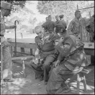 Le général Navarre, commandant en chef en Indochine, s'entretient avec le général Gilles quelques jours après le parachutage de troupes françaises dans la vallée de Diên Biên Phu.