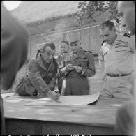 Le général Gilles fait le point sur la situation devant les général Navarre et le général Navarre, quelques jours après le parachutage de troupes françaises dans la vallée de Diên Biên Phu.
