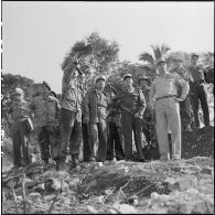 Inspection du général Navarre, commandant en chef en Indochine, à Diên Biên Phu.