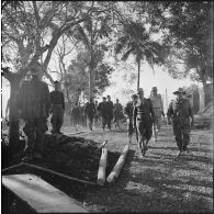 Au cours de son inspection à Diên Biên Phu, le général Navarre, commandant en chef en Indochine, se rend sur les points d'appuis tenus par le 5e bataillon de parachutistes vietnamiens (BPVN).