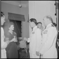Cocktail donné à l'occasion d'une remise de décorations au médecin-capitaine Valérie André par l'Armée nationale vietnamienne, en présence des généraux Hinh et Chassin.