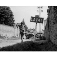 Normandie 1944 (actualités américaines) - Libération de Laval par la 79e division d'infanterie américaine le 6 août 1944.