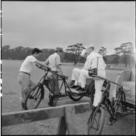 Des marins américains se préparent à visiter Tokyo dans des antiques cyclo-pousses.