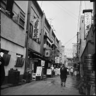 Une rue du quartier Shimbashi à Tokyo avec ses petits restaurants.