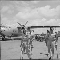 Arrivée à Saigon du général de Castries, libéré d'un camp de prisonniers vietminh.