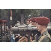 Défilé à pied lors de la cérémonie du 14 juillet 1977 place Joffre devant l'Ecole militaire. Passage d'une unité parachutiste, peut-être le 9e régiment de chasseurs parachutistes (9e RCP), équipée de lance-roquettes antichar (LRAC).