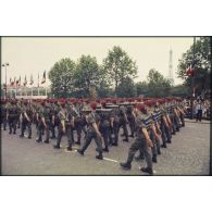 Défilé à pied lors de la cérémonie du 14 juillet 1977 place Joffre devant l'Ecole militaire. Passage d'une unité parachutiste, peut-être le 9e régiment de chasseurs parachutistes (9e RCP), équipée de lance-roquettes antichar (LRAC).