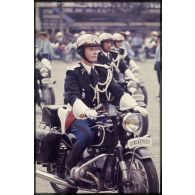Défilé monté lors de la cérémonie du 14 juillet 1977 place Joffre devant l'Ecole militaire. Passage d'un escadron de motocyclistes de la gendarmerie départementale.