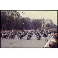 Défilé monté lors de la cérémonie du 14 juillet 1977 place Joffre devant l'Ecole militaire. Passage de l'escadron de motocyclistes de la gendarmerie départementale.