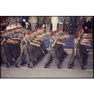 Défilé à pied lors de la cérémonie du 14 juillet 1977 place Joffre devant l'Ecole militaire. Passage d'une unité parachutiste, peut-être le 9e régiment de chasseurs parachutistes (9e RCP), devant la tribune d'officiers étrangers invités.
