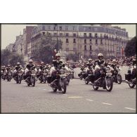 Défilé monté lors de la cérémonie du 14 juillet 1977 place Joffre devant l'Ecole militaire. Passage de l'escadron de motocyclistes de la gendarmerie départementale.